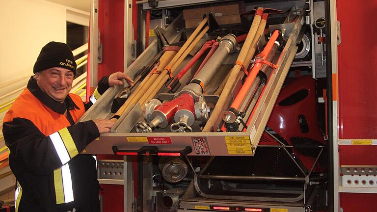 Ist die Ausstattung der Kirchlauterer Feuerwehr ausreichend? Gerätewart Thomas Fink zeigt die Einbauten mit technischem Gerät an einem Einsatzfahrzeug. Ist die Ausstattung der Kirchlauterer Feuerwehr ausreichend? Gerätewart Thomas Fink zeigt die Einbauten mit technischem Gerät an einem Einsatzfahrzeug.