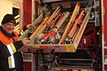 Ist die Ausstattung der Kirchlauterer Feuerwehr ausreichend? Gerätewart Thomas Fink zeigt die Einbauten mit technischem Gerät an einem Einsatzfahrzeug.