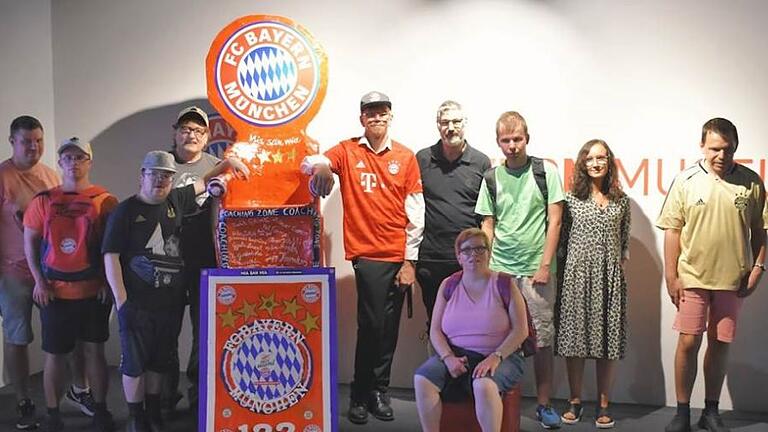 Das St. Josefs-Stift übergab den FC-Bayern-Thron ans FCB-Museum in München. Das St. Josefs-Stift übergab den FC-Bayern-Thron ans FCB-Museum in München.