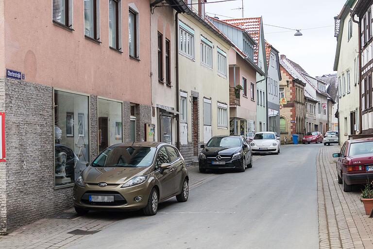 Der forstwirtschaftliche Schwerlastverkehr aus den Waldbreichen in Fliesenbach und Trockenbach durch die Rienecker Obertorstraße stellt nach Meinung einiger Anlieger ein Problem dar. Sie fordern hier eine Entlastung.