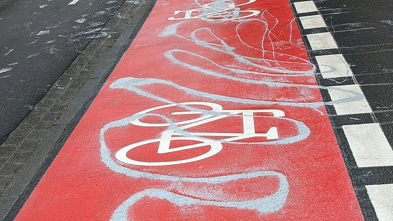 Die neuen Fahrradmarkierungen auf der Nordbrücke wurden erneut mit Farbe beschmiert.