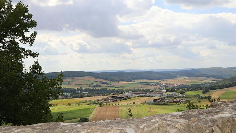 Das Naturschutzgebiet um die Burgruine Homburg bei Gössenheim ist das größte im Landkreis Main-Spessart. Das Naturschutzgebiet um die Burgruine Homburg bei Gössenheim ist das größte im Landkreis Main-Spessart.
