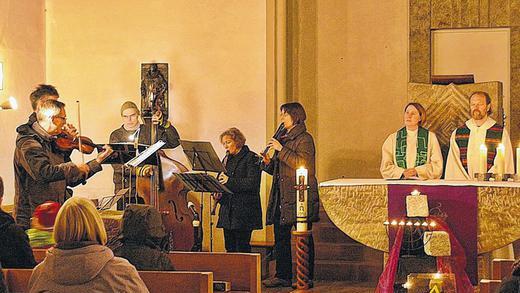 Gedenken an den Holocaust: In der evangelischen Kirche in Bad Königshofen hielten die evangelische Pfarrerin Tina Mertten und der katholische Pfarrer Karl Feser eine Andacht. Musikalisch umrahmte das Ensemble &bdquo;Spielerei&ldquo; die beeindruckende Stunde.