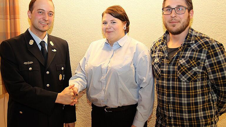 Per Handschlag nimmt Kommandant Daniel Scheller Anna Stühler und Martin von den Bergen (von links) in die Stammheimer Feuerwehr auf.