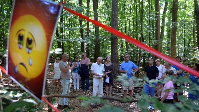 Rund 50 Personen kamen am Samstag zur Demonstration im Wald der Seele, wo die Stadt Bad Kissingen Bäume gefällt hat. Peter Rauch       -  Rund 50 Personen kamen am Samstag zur Demonstration im Wald der Seele, wo die Stadt Bad Kissingen Bäume gefällt hat. Peter Rauch