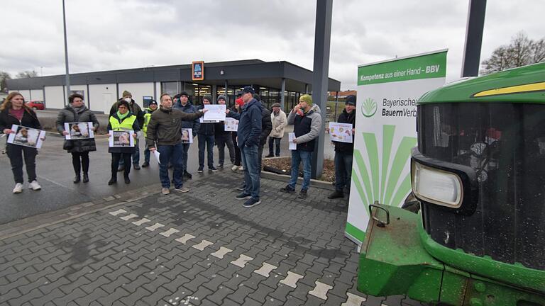 Vor dem Discountermarkt Aldi in Uffenheim machen Landwirte ihrem Unmut über eine Werbeaktion Luft.