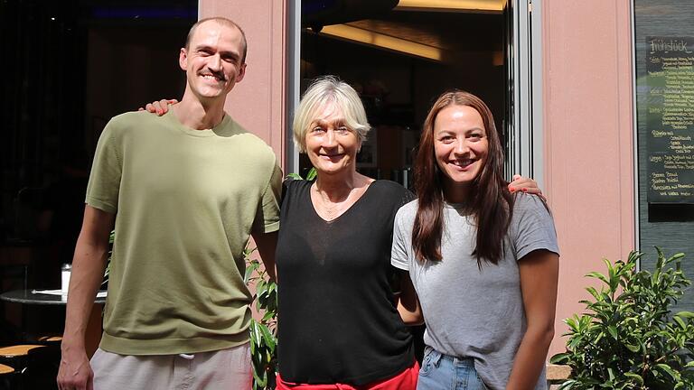 Daniela Mehling (Mitte) übergibt zum 1. November ihre Cafébar an der Hauptstraße an ihre Mitarbeiterin Ina Brikse und deren Mann Janis Briksis.