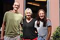 Daniela Mehling (Mitte) übergibt zum 1. November ihre Cafébar an der Hauptstraße an ihre Mitarbeiterin Ina Brikse und deren Mann Janis Briksis.
