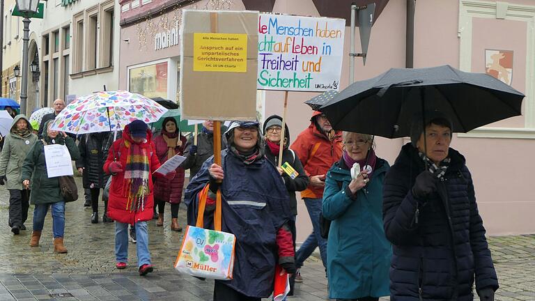 Trotz Regenwetter nahmen 40 Frauen und Männer an der Demonstration teil. Trotz Regenwetter nahmen 40 Frauen und Männer an der Demonstration teil.