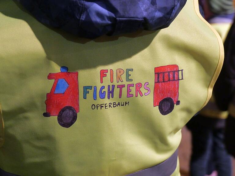 Das Logo der Kinderfeuerwehr in Opferbaum ist auf den neuen Warnwesten aufgedruckt. Das Logo der Kinderfeuerwehr in Opferbaum ist auf den neuen Warnwesten aufgedruckt.