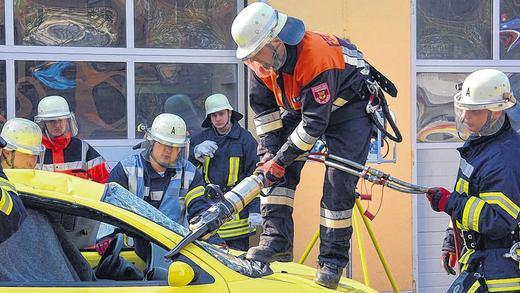 Heikle Übung: Jeder Handgriff musste sitzen, als die vier Säulen des Autodachs mit dem schweren Rettungsgerät durchtrennt und das Dach abgenommen werden musste.