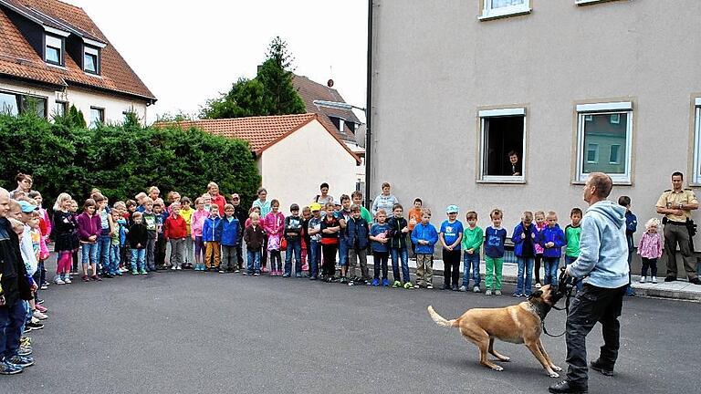 Spielen als Belohnung: Polizeihund Barny sucht Einbrecher und Rauschgift, wie Diensthundeführer Christian Wehner erklärte.