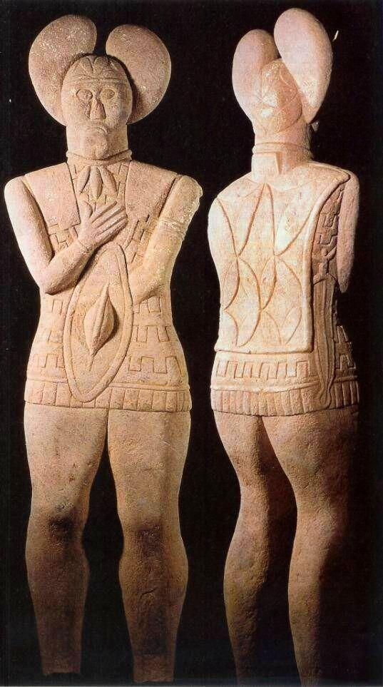 Diese 1,86 Meter langen Statuen stellen keltische Krieger im Kompositpanzer dar. Der am Hals zu sehende Schmuck dient dabei als Insignie der Macht. Vermutlich wird dabei eine Herrscherpersönlichkeit verkörpert. Diese 1,86 Meter langen Statuen stellen keltische Krieger im Kompositpanzer dar. Der am Hals zu sehende Schmuck dient dabei als Insignie der Macht. Vermutlich wird dabei eine Herrscherpersönlichkeit verkörpert.