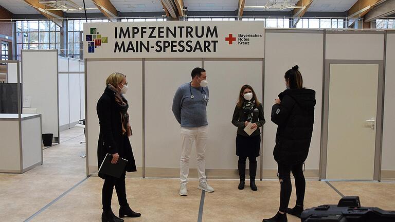 Den aktuellen Stand in Sachen Impfzentrum erläuterten bei einem Pressetermin am Dienstag Dr. Matthias Schmidt (2.v.l.) und Landrätin Sabine Sitter (3.v.l.).