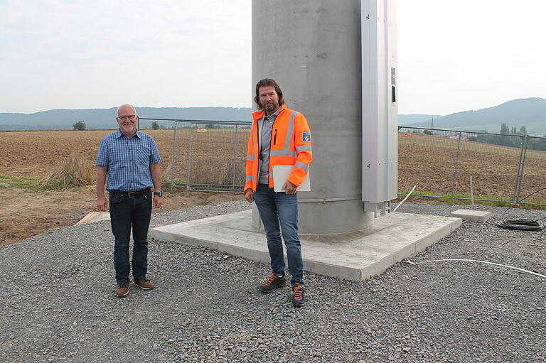 Bei einem Pressetermin stellten Torsten Storath vom Staatlichen Bauamt Schweinfurt (rechts) und der Oberschwarzacher Bürgermeister Manfred Schötz das Funkmast-Projekt auf dem Distelberg vor. Rechts im Hintergrund liegt Oberschwarzach.