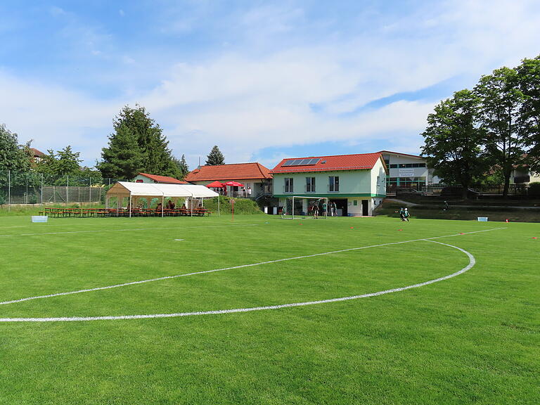 Mit der feierlichen Übergabe wurde der Abschluss der Arbeiten und die Umbenennung in Rudi-Jung-Sportanlage in Bischofsheim gefeiert. Die Rudi-Jung-Sportanlage hat durch Umbau und Renovierung an Attraktivität gewonnen.