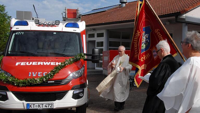 Der katholische Dekan Gerhard Spöckl und der evangelische Pfarrer Michael Bausenwein weihten das neue Löschfahrzeug der Hoheimer Wehr.