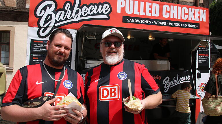 Patrick und Stefan aus Berlin beim Streetfoodfestival 2024 in Bad Kissingen - Patrick (links) und Stefan aus Berlin genießen Pulled Burger beim Streetfoodfestival 2024 in Bad Kissingen Patrick und Stefan aus Berlin beim Streetfoodfestival 2024 in Bad Kissingen - Patrick (links) und Stefan aus Berlin genießen Pulled Burger beim Streetfoodfestival 2024 in Bad Kissingen