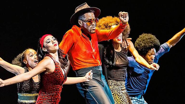 Februar: Das Tanzstück &bdquo;James Brown &ndash; Get On The Good Foot, A Celebration In Dance&ldquo; würdigt im Theater das Werk des großen James Brown.