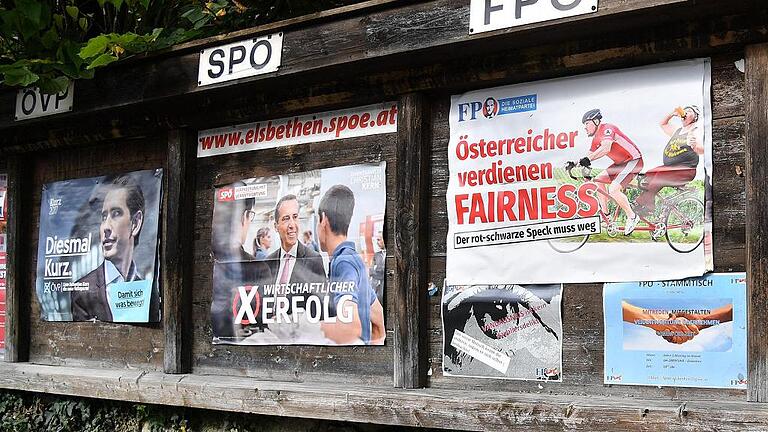 Vor der Nationalratswahl in Österreich       -  Auf den öffentlichen Plakatwänden haben die österreichischen Parteien &ndash; wie hier in Salzburg &ndash; ihren festen Platz.