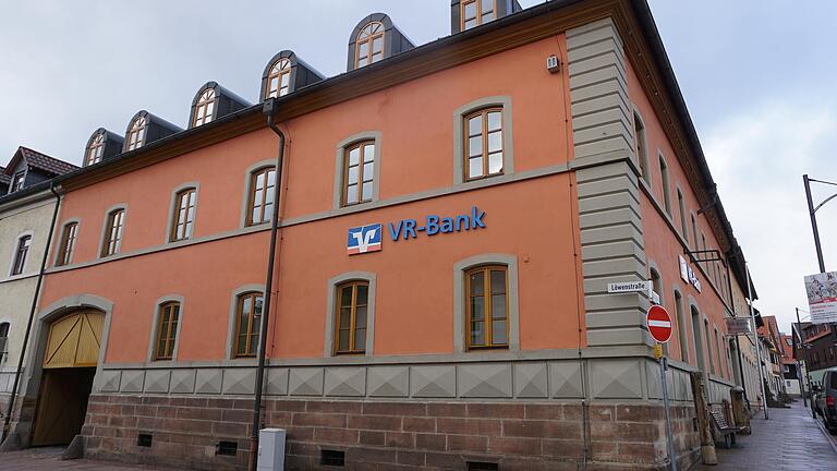 Im Obergeschoss des Gebäudes der VR-Bank am Bischofsheimer Marktplatz wird das Biodiversitätszentrum einziehen.