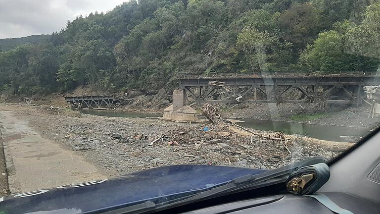 Aus seinem Auto heraus hat Stefan Brach eine Brücke fotografiert, die von der Hochwasser-Flut zerstört wurde.