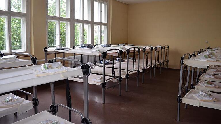 Platz für 26 Menschen: Im größten Zimmer des Brauerinternats stehen 13 Stockbetten. Darauf liegen für die Flüchtlinge kleine Tüten mit Shampoo und Zahnpasta sowie eine verpackte Decke und ein Kopfkissen. Platz für 26 Menschen: Im größten Zimmer des Brauerinternats stehen 13 Stockbetten. Darauf liegen für die Flüchtlinge kleine Tüten mit Shampoo und Zahnpasta sowie eine verpackte Decke und ein Kopfkissen.