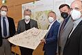 Den ersten Preis im Architektenwettbewerb zum Hammelburger Schulzentrum räumten Numrich Albrecht Klumpp Architekten (Berlin) ab. Im Bild (von links) Gymnasialdirektor Matthias Ludolph, Architekt Albrecht Numrich, Landrat Thomas Bold, Hammelburgs Bürgermeister Armin Warmuth und Andreas Fuchs, Leiter des Sachgebiets Hoch-/Tiefbau im Landratsamt.&nbsp;