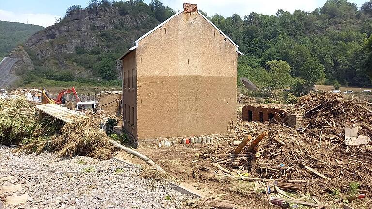 Mittlerweile sind Schlamm und Schutt teilweise entfernt. Die Verfärbung an der Hausmauer zeigt noch immer, wie hoch das Wasser während der Flutkatastrophe im Landkreis Ahrweiler war. Mittlerweile sind Schlamm und Schutt teilweise entfernt. Die Verfärbung an der Hausmauer zeigt noch immer, wie hoch das Wasser während der Flutkatastrophe im Landkreis Ahrweiler war.