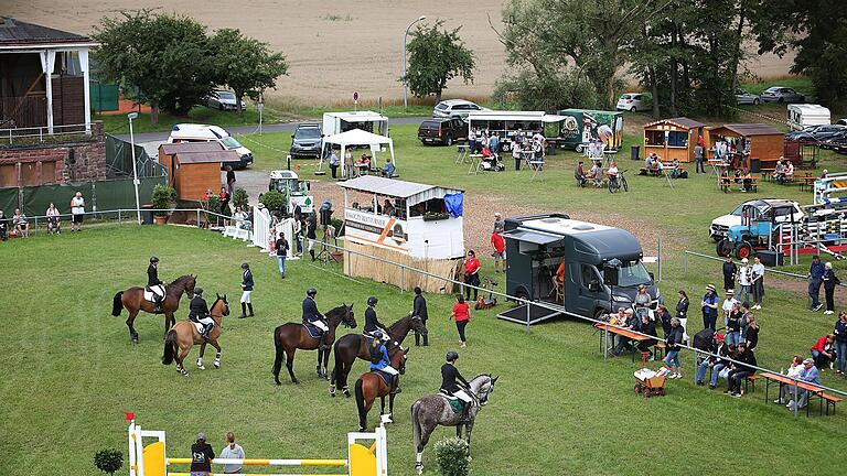 Sport und Geselligkeit verbinden sich beim Rakoczy-Reitturnier auf einzigartige Art und Weise. Foto: Kerstin Junker - Sport und Geselligkeit verbinden sich beim Rakoczy-Reitturnier auf einzigartige Art und Weise. Foto: Kerstin Junker Sport und Geselligkeit verbinden sich beim Rakoczy-Reitturnier auf einzigartige Art und Weise. Foto: Kerstin Junker - Sport und Geselligkeit verbinden sich beim Rakoczy-Reitturnier auf einzigartige Art und Weise. Foto: Kerstin Junker