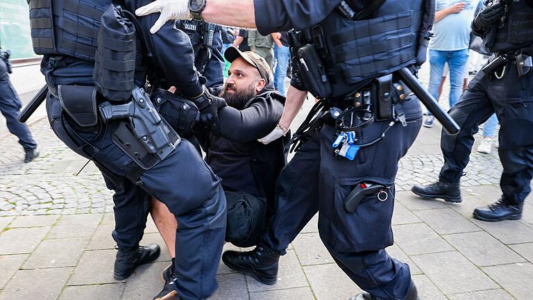 Nach der Messerattacke auf dem Solinger Stadtfest - Demonstration - Nach dem Anschlag mit drei Toten in Solingen hat es am Montagabend in der Stadt Demonstrationen gegeben. Nach der Messerattacke auf dem Solinger Stadtfest - Demonstration - Nach dem Anschlag mit drei Toten in Solingen hat es am Montagabend in der Stadt Demonstrationen gegeben.