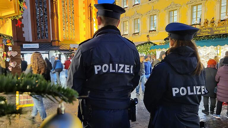 Ein Bild vom vergangenen Jahr: Polizeipräsenz ist auch dieses Jahr wieder auf dem Weihnachtsmarkt angekündigt und soll zum Sicherheitsgefühl der Bürgerinnen und Bürger beitragen. Ein Bild vom vergangenen Jahr: Polizeipräsenz ist auch dieses Jahr wieder auf dem Weihnachtsmarkt angekündigt und soll zum Sicherheitsgefühl der Bürgerinnen und Bürger beitragen. 