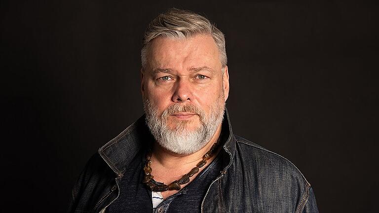 Bei der Verfilmung von „The Whale“ war Torsten Münchow Synchronsprecher, nun steht er als Hauptdarsteller in der Theaterfassung von „Der Wal“ gemeinsam mit Derya Flechtner auf der Bühne.