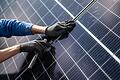 Solaranlage       -  Der Einsatz von Sonnenenergie an Wohngebäuden soll dazu beitragen, den Verbrauch fossiler Brennstoffe in Deutschland deutlich zu reduzieren.