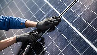 Solaranlage       -  Der Einsatz von Sonnenenergie an Wohngebäuden soll dazu beitragen, den Verbrauch fossiler Brennstoffe in Deutschland deutlich zu reduzieren.