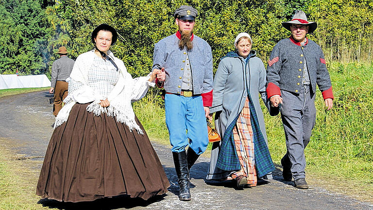 Authentizität: Beim Wochenende im Zeichen des Amerikanischen Bürgerkriegs steht original nachempfundene Garderobe hoch im Kurs, wie Kleider und Uniformen zeigen. Authentizität: Beim Wochenende im Zeichen des Amerikanischen Bürgerkriegs steht original nachempfundene Garderobe hoch im Kurs, wie Kleider und Uniformen zeigen.