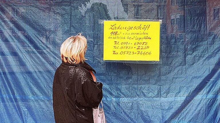 Ein kommunaler Wirtschaftsförderer hat viele Aufgaben. Einen Teil davon, zum Beispiel das Leerstandsmanagement in der Innenstadt, vor allem bei Einzelhandel und Gastronomie, delegiert die Stadt an die Werbegemeinschaft. Die meisten Aufgaben bleiben dem Rathaus aber. Deshalb wird die Stelle auch ausgeschrieben. Ein kommunaler Wirtschaftsförderer hat viele Aufgaben. Einen Teil davon, zum Beispiel das Leerstandsmanagement in der Innenstadt, vor allem bei Einzelhandel und Gastronomie, delegiert die Stadt an die Werbegemeinschaft. Die meisten Aufgaben bleiben dem Rathaus aber. Deshalb wird die Stelle auch ausgeschrieben.