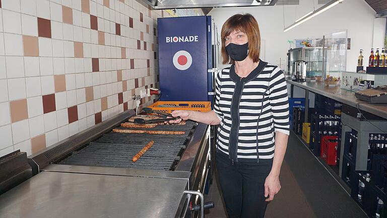 Silvana Fischer grillt die beliebten Bratwürste im Kiosk am Schwarzen Moor. Silvana Fischer grillt die beliebten Bratwürste im Kiosk am Schwarzen Moor.