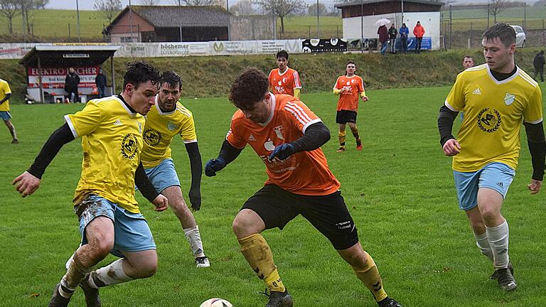 Luca Ehrenberg (in orange) vom TSV Wollbach II war einfach nicht zu stoppen und traf dreifach gegen den SV Detter-Weißenbach. In dieser Szene versucht SV-Verteidiger Michael Ziegler den TSV-Angreifer zu stoppen.       -  Luca Ehrenberg (in orange) vom TSV Wollbach II war einfach nicht zu stoppen und traf dreifach gegen den SV Detter-Weißenbach. In dieser Szene versucht SV-Verteidiger Michael Ziegler den TSV-Angreifer zu stoppen.