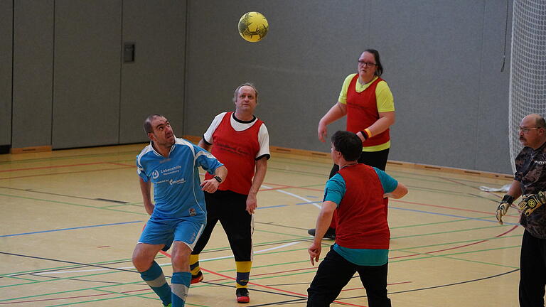 Das Fußball-Team von der Lebenshilfe-Werkstatt Hammelburg - Aktuell bereitet sich die Fußballmannschaft der Lebenshilfe-Werkstatt Hammelburg in der Saaletalhalle auf die neue Saison vor. Das Fußball-Team von der Lebenshilfe-Werkstatt Hammelburg - Aktuell bereitet sich die Fußballmannschaft der Lebenshilfe-Werkstatt Hammelburg in der Saaletalhalle auf die neue Saison vor.