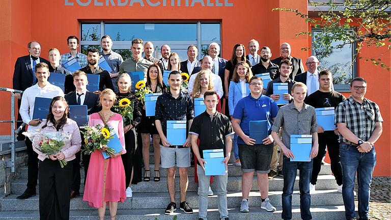 Die Junghandwerkerinnen und Junghandwerker aus Main-Spessart freuen sich mit den Ehrengästen über ihre Gesellenbriefe. Die Junghandwerkerinnen und Junghandwerker aus Main-Spessart freuen sich mit den Ehrengästen über ihre Gesellenbriefe.