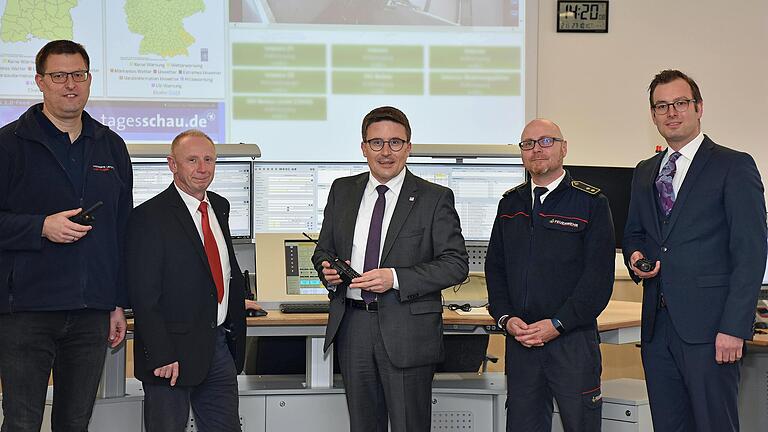 Beim Besuch bei der Integrierten Leitstelle des Deutschen Roten Kreuzes in Bad Mergentheim mit dabei (von links): Leitstellenleiter Matthias Hofmann, Kreisgeschäftsführer Klaus Eckel, Landrat Christoph Schauder, Kreisbrandmeister Andreas Geyer und Erster Landesbeamter Florian Busch.