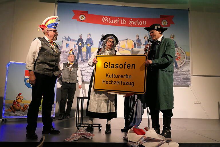 Bürgermeister Thomas Stamm (rechts) überreichte zusammen mit Christian Menig (Mitte) ein neues Ortsschild an Heinz Matschiner (links) vom Gesang- und Trachtenverein Glasofen.