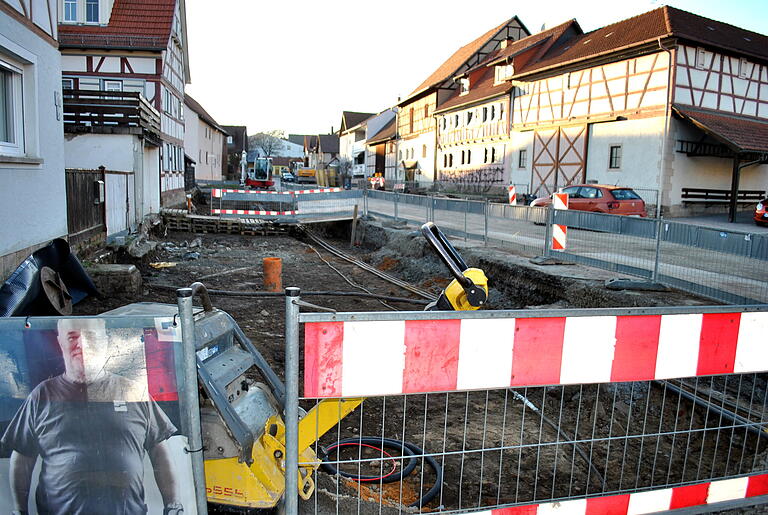 Nach dem Fasching haben die Kanal- und Straßenbauarbeiten in Aubstadt wieder begonnen. In der Bürgerversammlung wurde der Zeitplan erläutert.