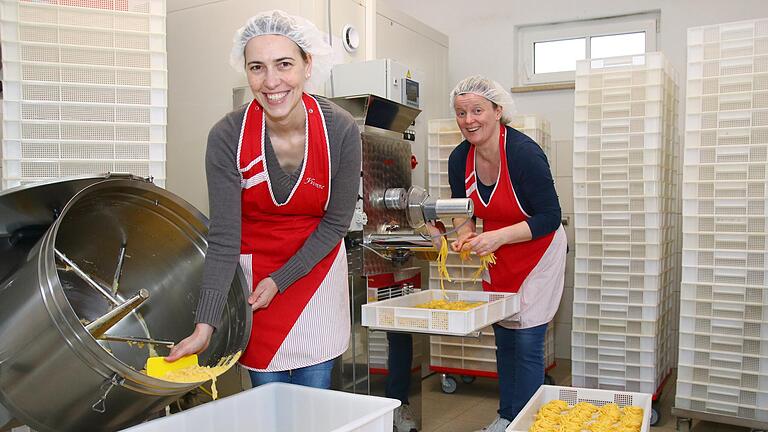 In Mandels Hofladen werden die Nudel selbst gemacht – mit regionalen Produkten und viel Herzblut und Freude der Besitzerin Andrea Mandel (hinten) und ihrer Angestellten Yvonne Röll (vorne). In Mandels Hofladen werden die Nudel selbst gemacht – mit regionalen Produkten und viel Herzblut und Freude der Besitzerin Andrea Mandel (hinten) und ihrer Angestellten Yvonne Röll (vorne).