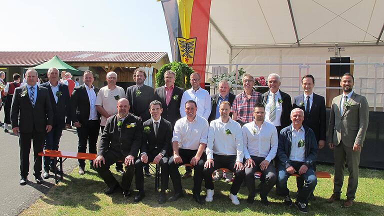 Die zwölf neuen Feldgeschworenen gemeinsam mit Landrat Florian Töpper (hintere Reihe,&nbsp; Zweiter von rechts), Wernecks Bürgermeister Sebastian Hauck (Erster von rechts) sowie Kreisobmann Michael Rumpel (ganz links). Drei weitere ebenfalls vereidigte Feldgeschworene wurden zuvor bereits durch den jeweiligen Heimatbürgermeister vereidigt.