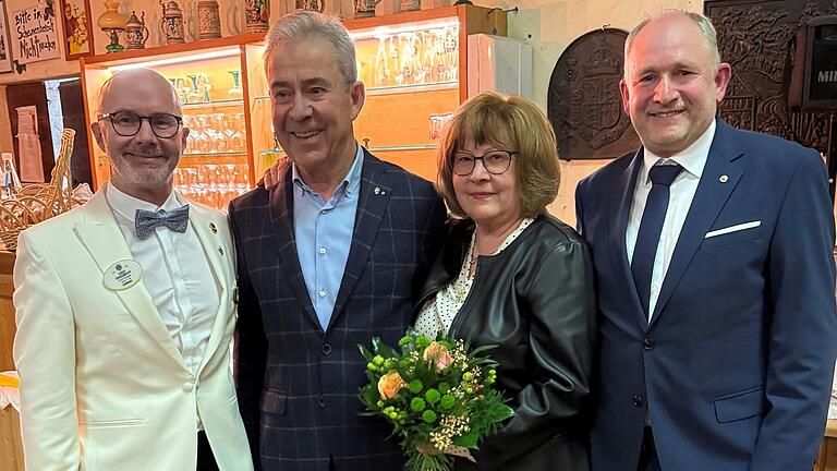 Auf dem Foto (von links): Governor Claus-Jörg Engelbrecht, Wolfgang und Edith Beck, Lions Präsident Andreas Möhres.