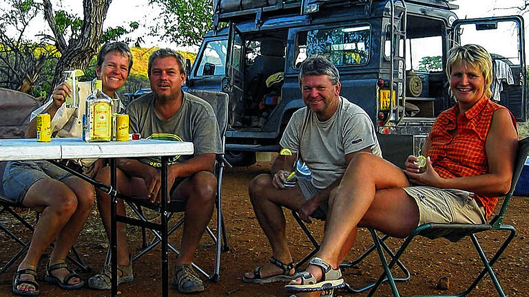 Das Ritual: Vor jedem Camp-Aufbau stoßen Cedi (von links), Peter und die Lohrer Hans und Christl Geisler mit einem Sundowner an.