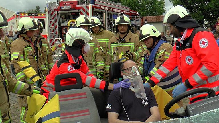 Mit Schere und Spreizer wurde das eingeklemmte Unfallopfer bei der Vorführung aus dem Fahrzeug befreit.
