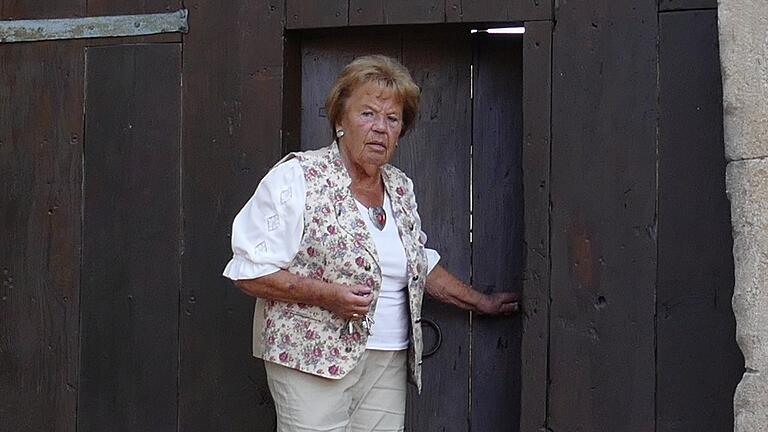 Lore Göbel, die 'Mutter der Kirchenburg', schließt das große Tor auf. Lore Göbel, die 'Mutter der Kirchenburg', schließt das große Tor auf.